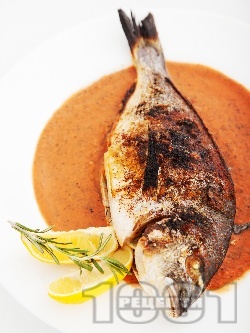 Печена риба ципура с хрупкава коричка на керемида във фурна с доматен сос с кориандър, розмарин и копър - снимка на рецептата
